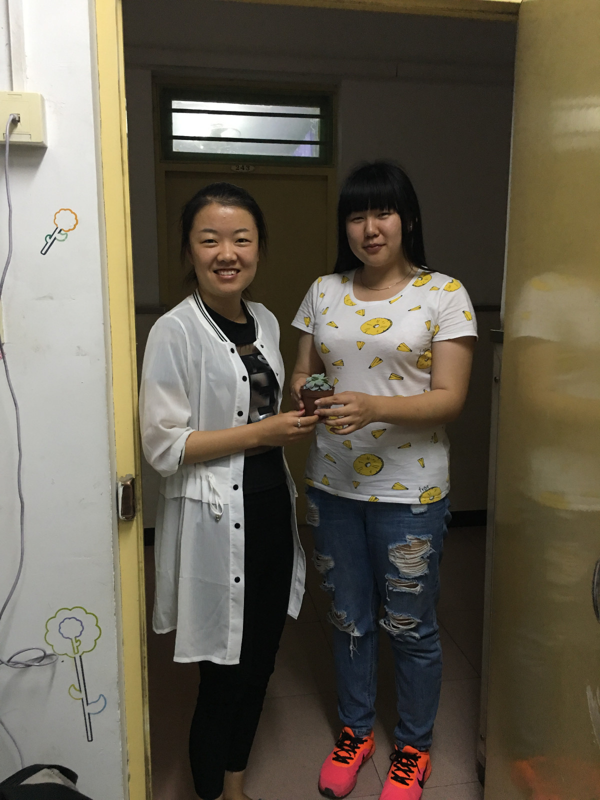 给同学发放奖品1.JPG 给同学发放奖品1.JPG