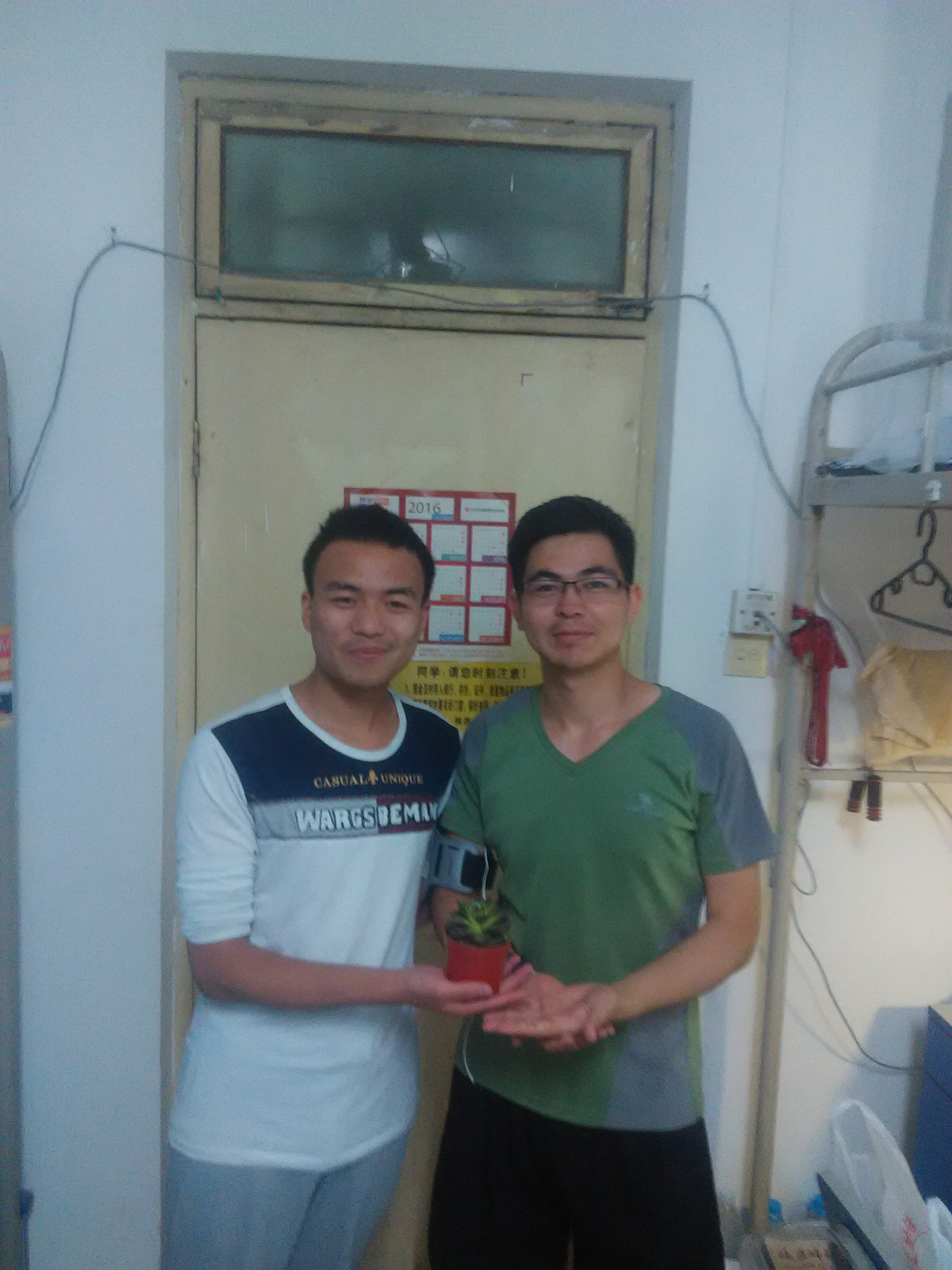 给同学发放奖品4.JPG 给同学发放奖品4.JPG